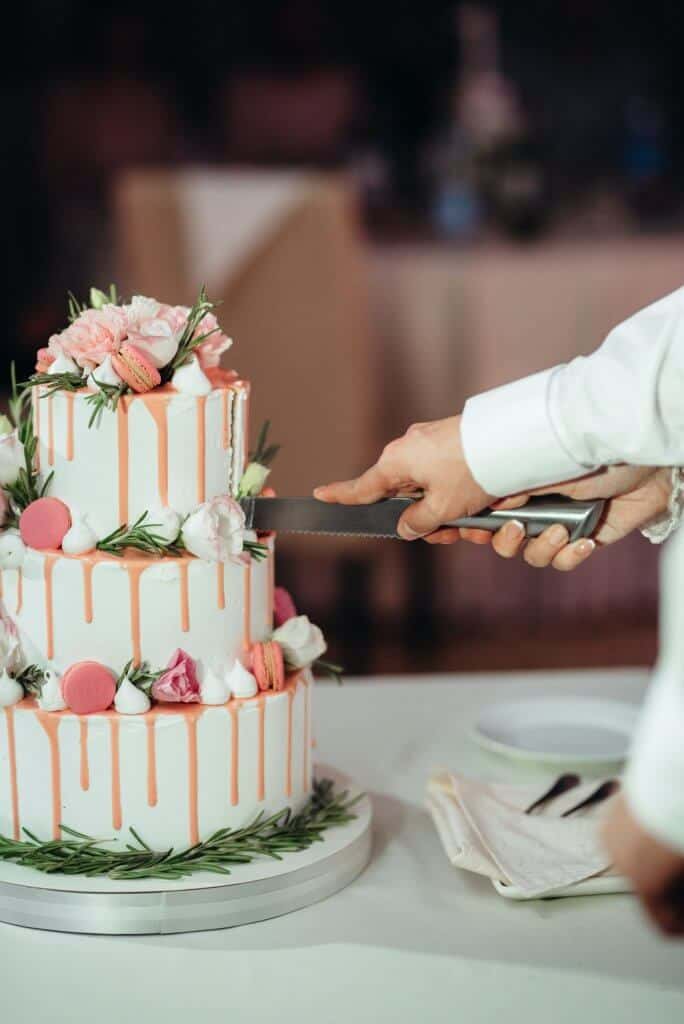 wedding cake at the wedding of the newlyweds