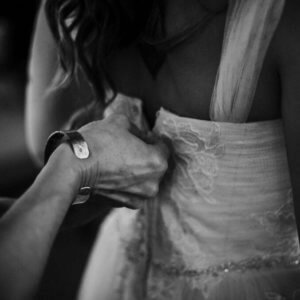 high-resolution-digital-black-and-white-close-up-photograph-of-bride-getting-her-dress-zipped-up-by_t20_LOlVkY (1)