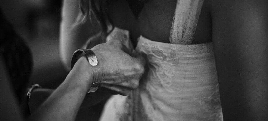 high-resolution-digital-black-and-white-close-up-photograph-of-bride-getting-her-dress-zipped-up-by_t20_LOlVkY (1)